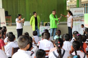 Escolares y docentes de Loreto aprendieron sobre el petróleo y sus beneficios