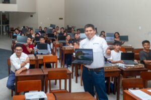 Estudiantes de Puinahua becados por PetroTal reciben modernas laptops para potenciar su aprendizaje