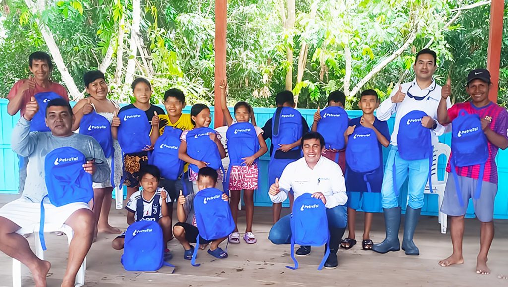 Estudiantes de Puinahua reciben kits de útiles escolares
